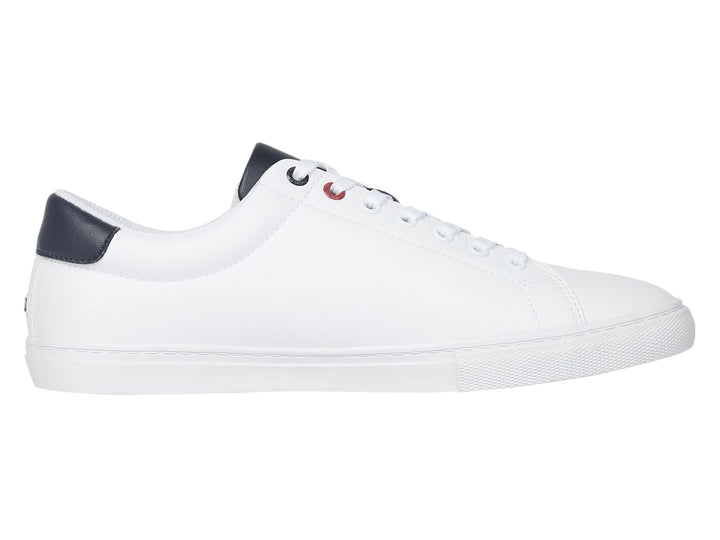 Tenis Tommy Hilfiger color blanco con detalles en azul marino y rojo, diseño casual de perfil bajo.