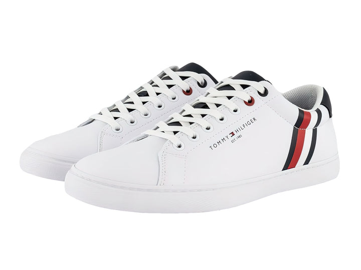 Tenis Tommy Hilfiger color blanco con detalles en azul marino y rojo, diseño casual de perfil bajo.