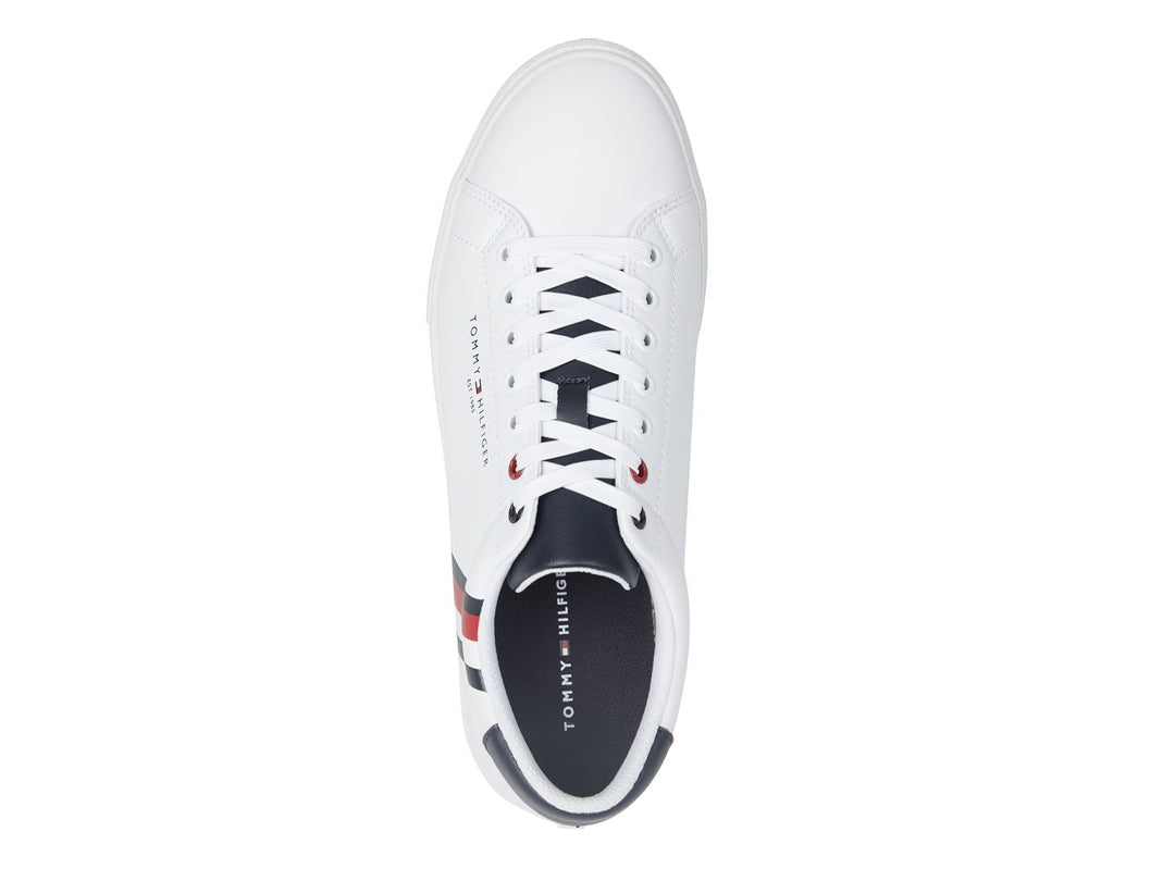 Tenis Tommy Hilfiger color blanco con detalles en azul marino y rojo, diseño casual de perfil bajo.
