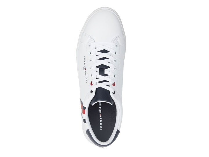 Tenis Tommy Hilfiger color blanco con detalles en azul marino y rojo, diseño casual de perfil bajo.