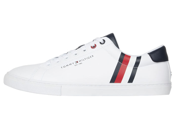 Tenis Tommy Hilfiger color blanco con detalles en azul marino y rojo, diseño casual de perfil bajo.