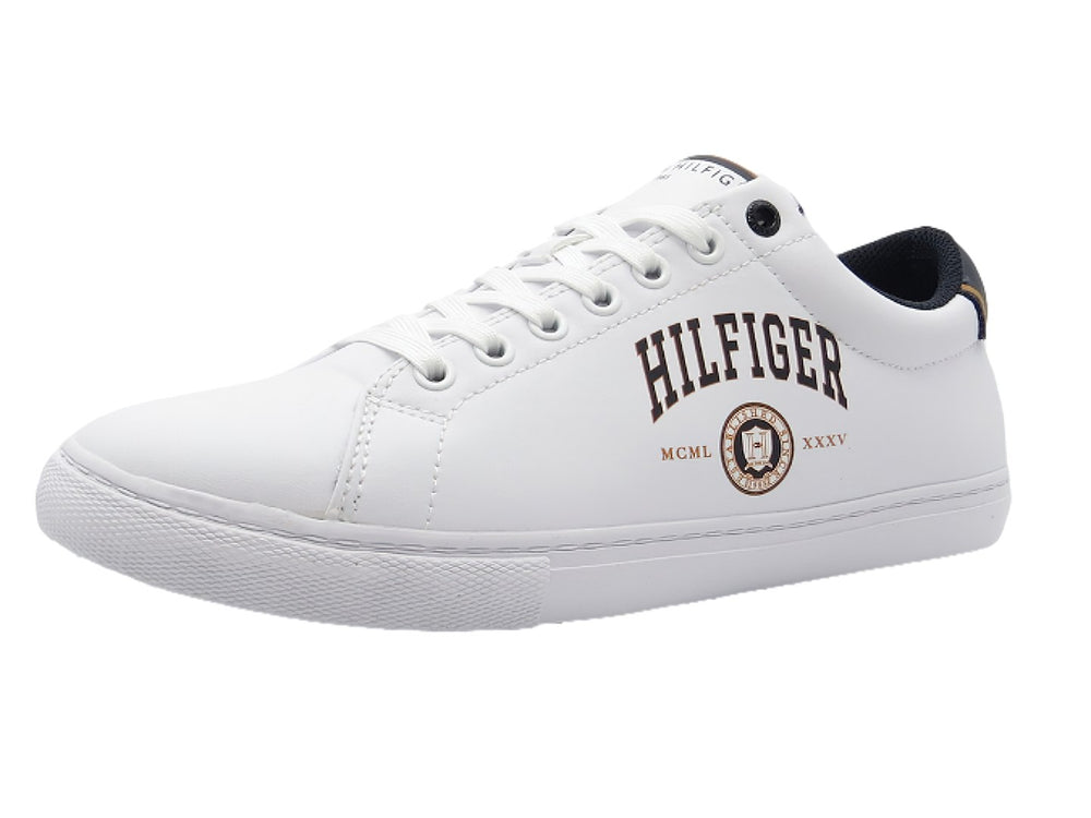Tenis blancos de corte bajo con detalles en azul marino y dorado en el talón y la lengüeta.