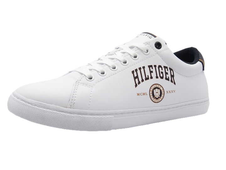Tenis blancos de corte bajo con detalles en azul marino y dorado en el talón y la lengüeta.