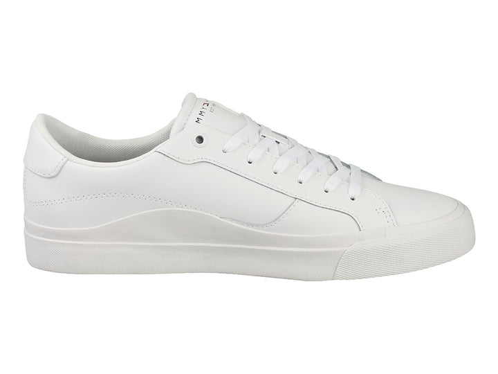 Tenis blancos de cuero Tommy Hilfiger con suela plana y cordones blancos.