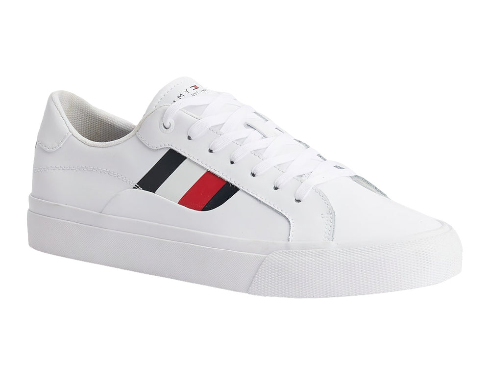 Tenis blancos de cuero Tommy Hilfiger con suela plana y cordones blancos.
