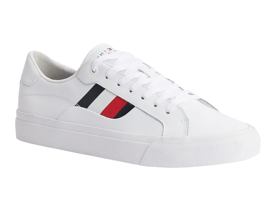 Tenis blancos de cuero Tommy Hilfiger con suela plana y cordones blancos.