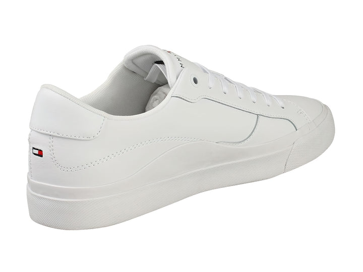 Tenis blancos de cuero Tommy Hilfiger con suela plana y cordones blancos.