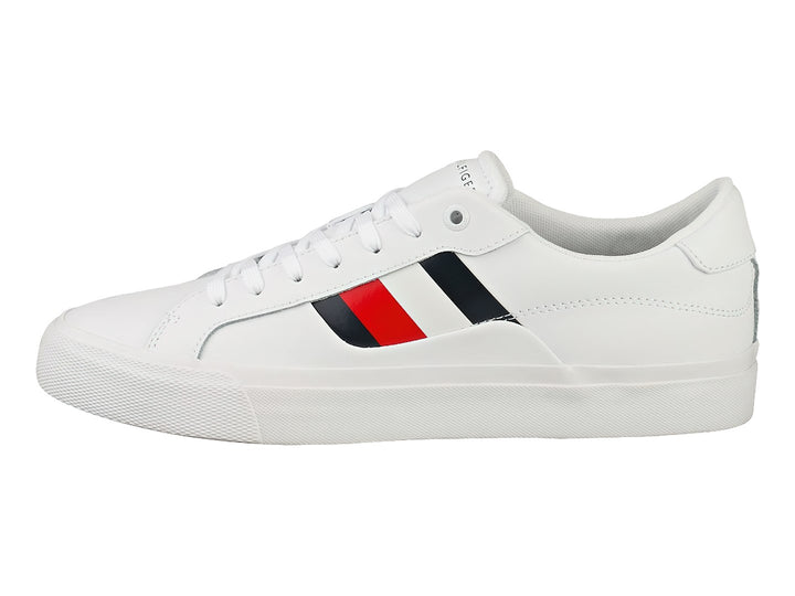 Tenis blancos de cuero Tommy Hilfiger con suela plana y cordones blancos.