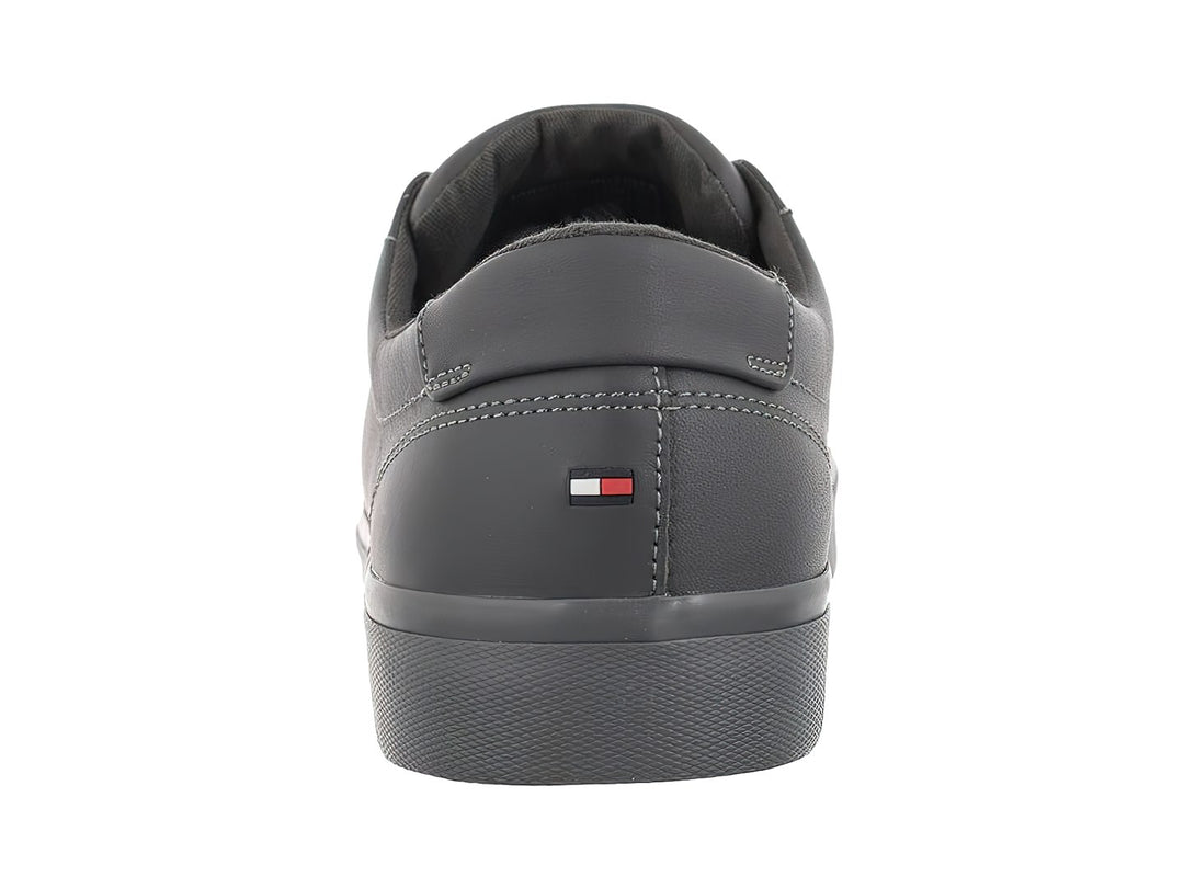 Tenis Tommy Hilfiger modelo Modern Vulc en color gris oscuro con acabado mate y suela vulcanizada.