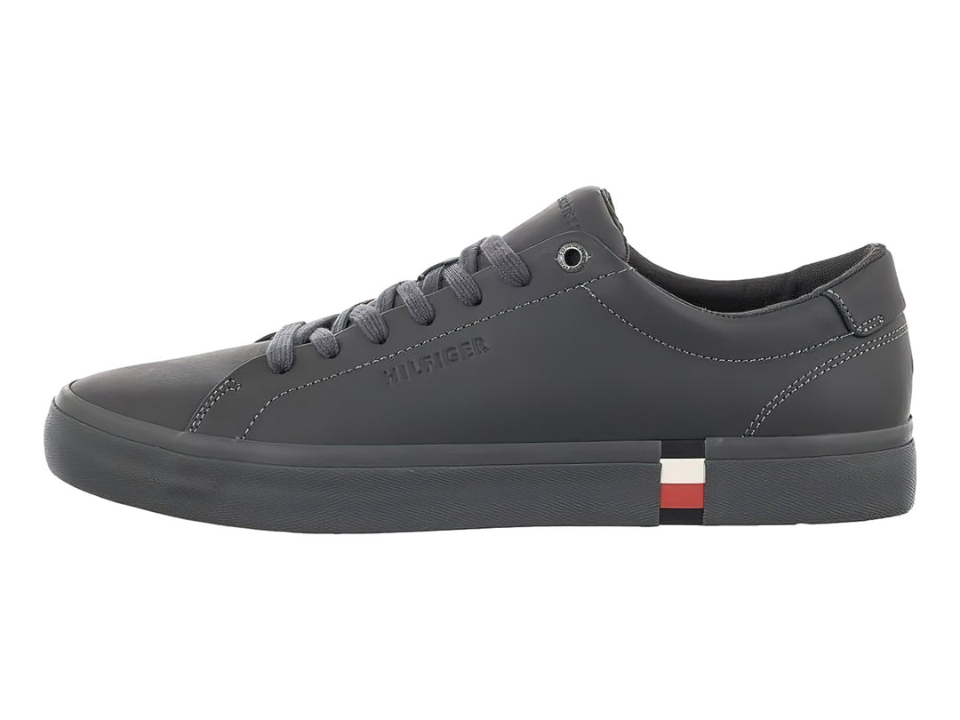 Tenis Tommy Hilfiger modelo Modern Vulc en color gris oscuro con acabado mate y suela vulcanizada.