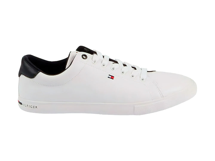 Tenis blancos Tommy Hilfiger de corte bajo con detalle negro en el talón y suela blanca.