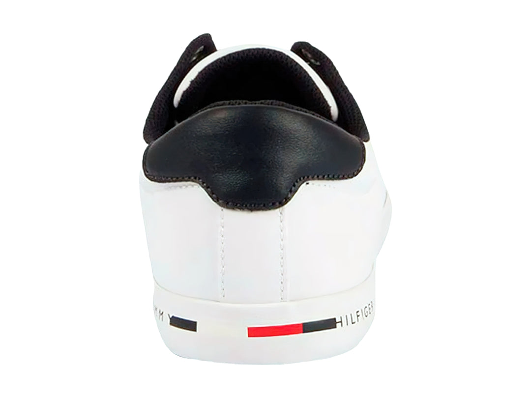 Tenis blancos Tommy Hilfiger de corte bajo con detalle negro en el talón y suela blanca.