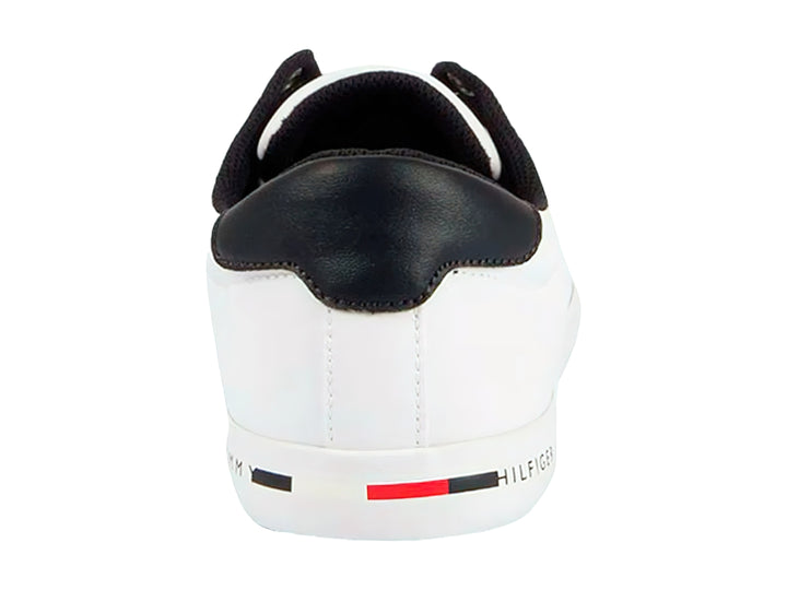 Tenis blancos Tommy Hilfiger de corte bajo con detalle negro en el talón y suela blanca.