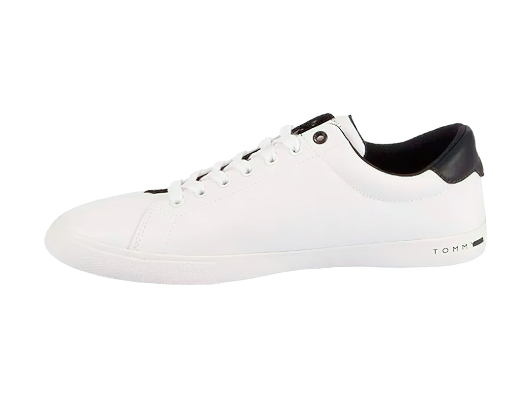 Tenis blancos Tommy Hilfiger de corte bajo con detalle negro en el talón y suela blanca.