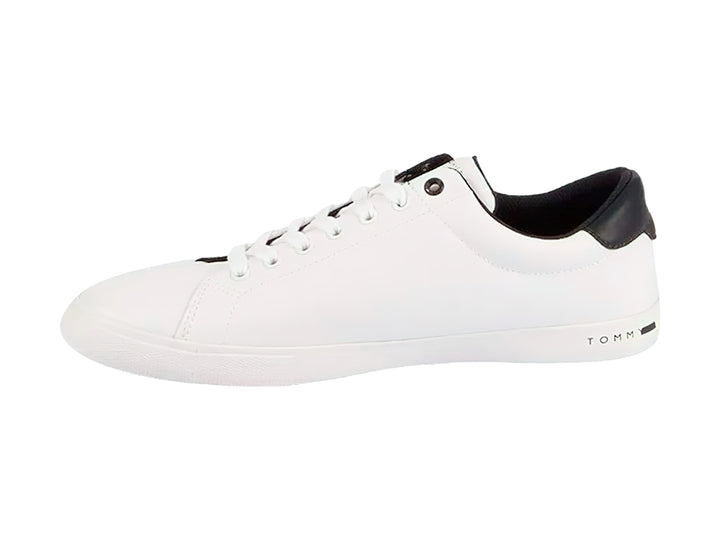 Tenis blancos Tommy Hilfiger de corte bajo con detalle negro en el talón y suela blanca.
