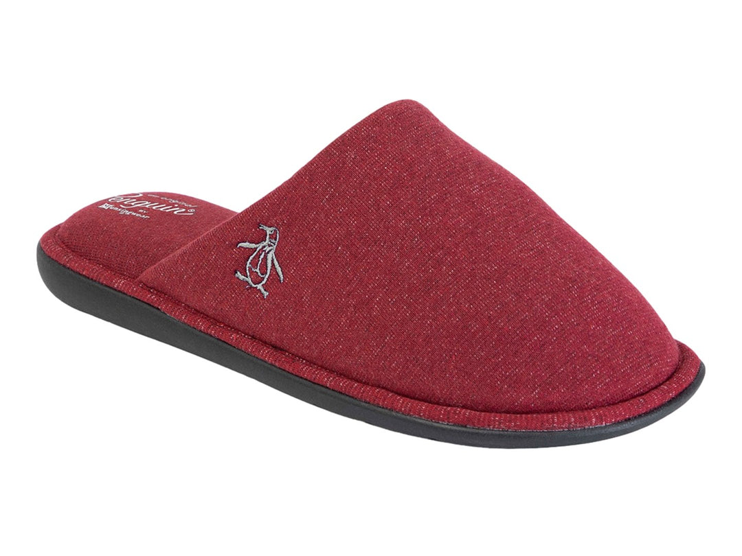 Pantufla color tinto para niño con suela negra y logo de pingüino bordado.