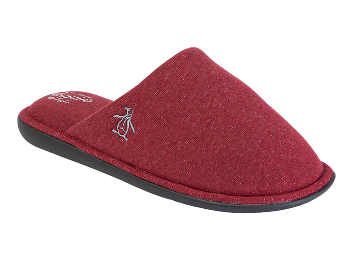 Pantufla color tinto para niño con suela negra y logo de pingüino bordado.