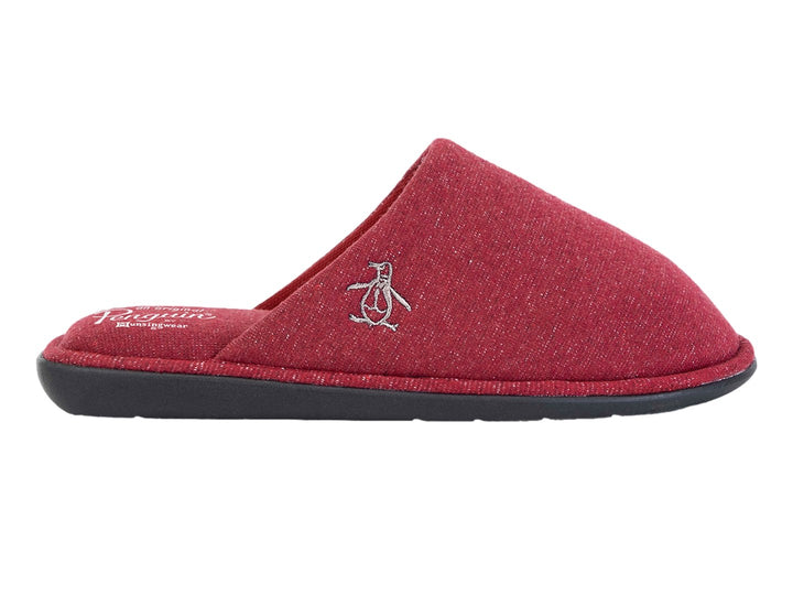 Pantufla color tinto para niño con suela negra y logo de pingüino bordado.
