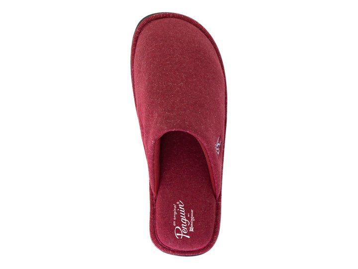 Pantufla color tinto para niño con suela negra y logo de pingüino bordado.