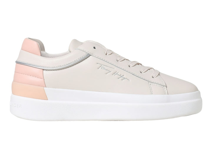 Tenis Tommy Hilfiger de cuero color sepia pink con suela blanca y detalles en rosa en el talón.