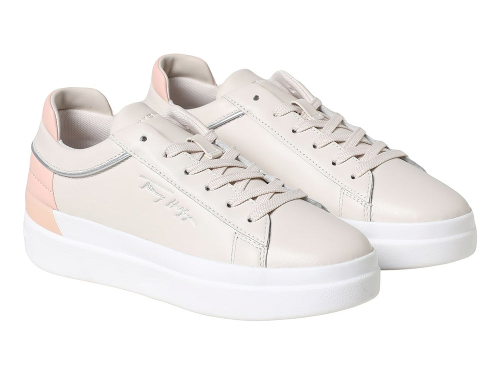 Tenis Tommy Hilfiger de cuero color sepia pink con suela blanca y detalles en rosa en el talón.