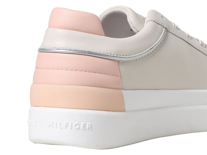 Tenis Tommy Hilfiger de cuero color sepia pink con suela blanca y detalles en rosa en el talón.
