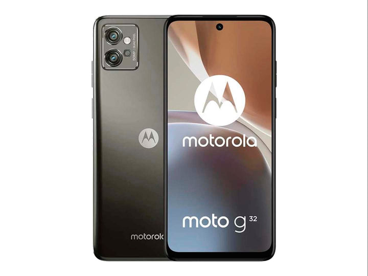 Smartphone Motorola Moto g32 en color gris, vista frontal y posterior sobre fondo blanco.