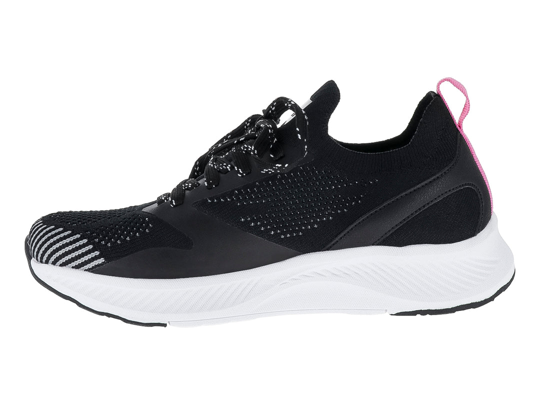 Tenis deportivos Justart en color negro con suela blanca y detalle rosa en la lengüeta.