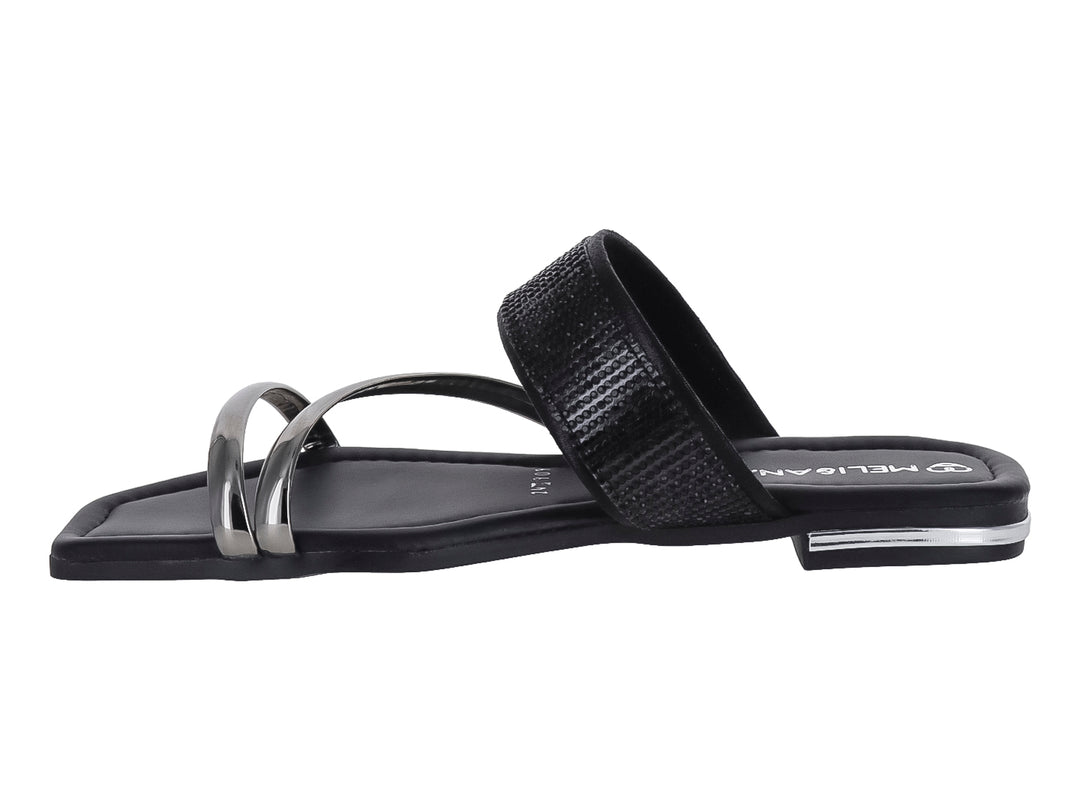 Sandalia plana para Niña de color negro con tiras brillantes y detalles en color plata.
