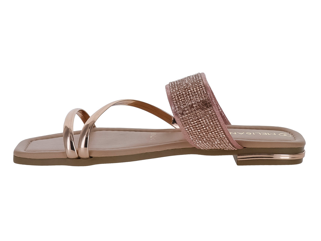 Sandalia plana color oro rosado con detalles brillantes y tiras metálicas.