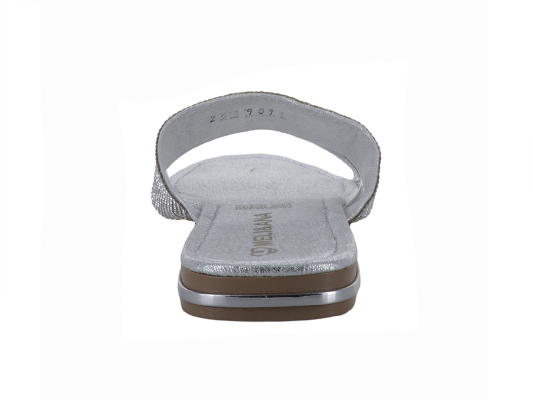 Sandalia plana color plata con correa de glitter y punta cuadrada.