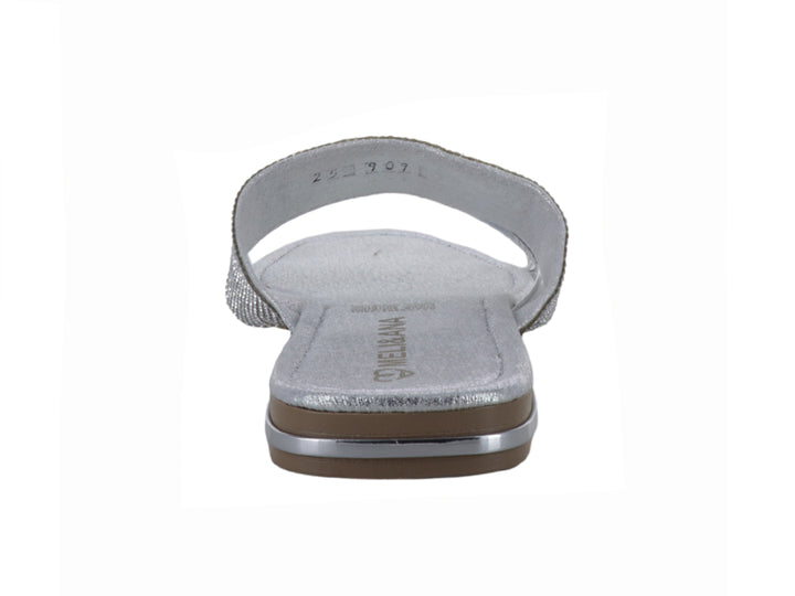 Sandalia plana color plata con correa de glitter y punta cuadrada.