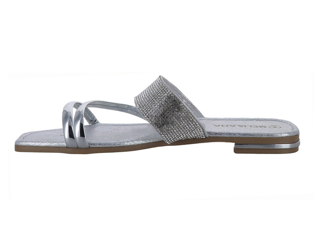 Sandalia plana color plata con correa de glitter y punta cuadrada.