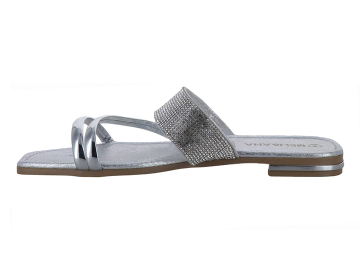 Sandalia plana color plata con correa de glitter y punta cuadrada.