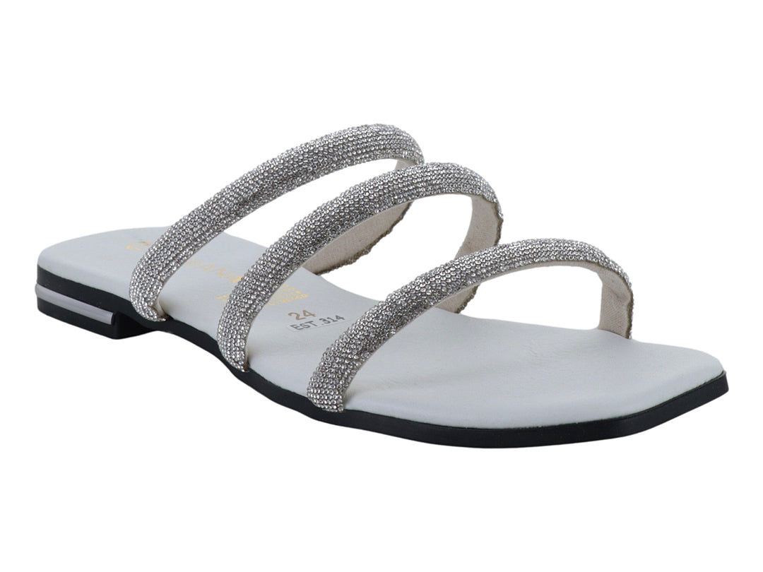 Sandalia blanca con tres tiras plateadas brillantes y suela plana.