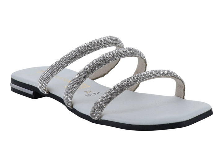 Sandalia blanca con tres tiras plateadas brillantes y suela plana.