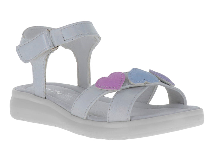 Sandalia blanca metálica para niña con detalles de corazones en colores morado y azul.
