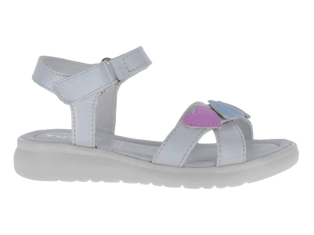 Sandalia blanca metálica para niña con detalles de corazones en colores morado y azul.