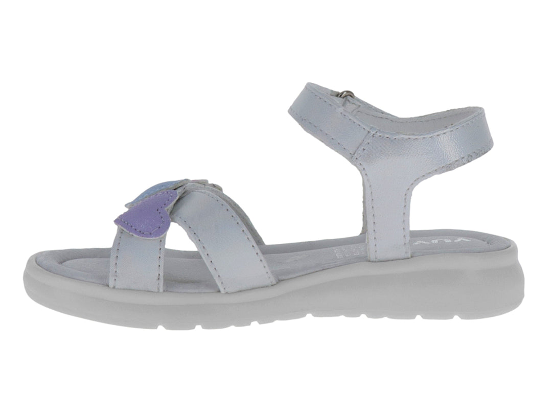 Sandalia blanca metálica para niña con detalles de corazones en colores morado y azul.