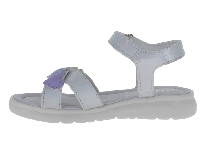 Sandalia blanca metálica para niña con detalles de corazones en colores morado y azul.