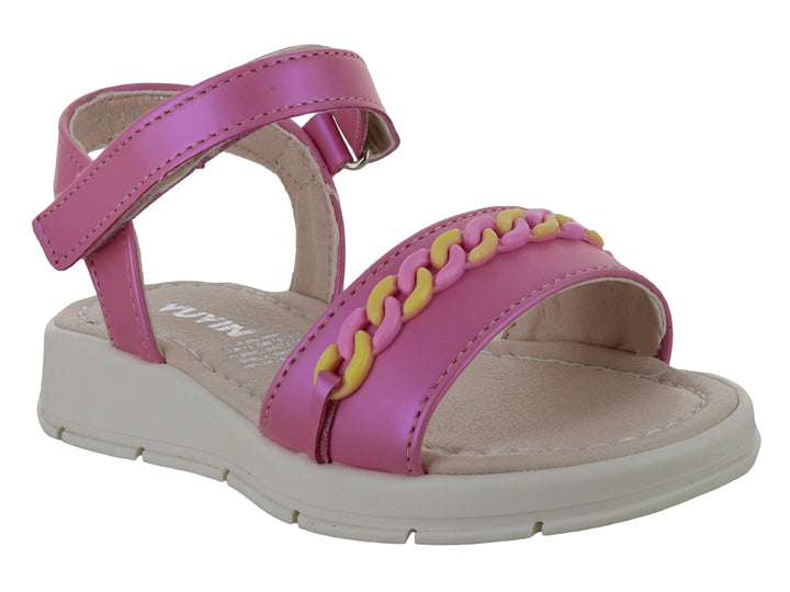 Sandalia infantil color rosa con detalle de cadena amarilla y suela beige.