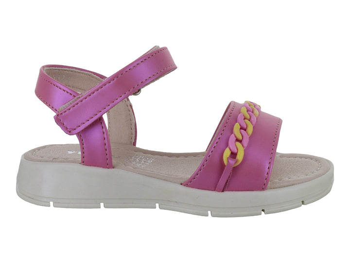 Sandalia infantil color rosa con detalle de cadena amarilla y suela beige.