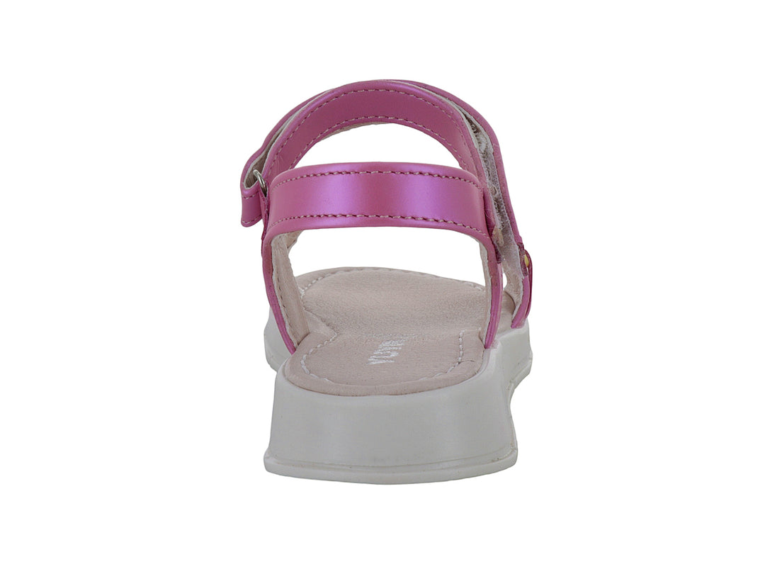 Sandalia infantil color rosa con detalle de cadena amarilla y suela beige.