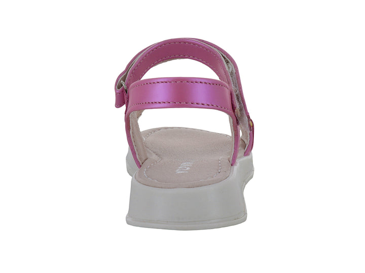 Sandalia infantil color rosa con detalle de cadena amarilla y suela beige.