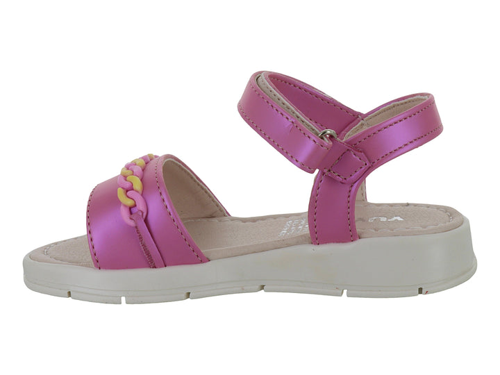 Sandalia infantil color rosa con detalle de cadena amarilla y suela beige.