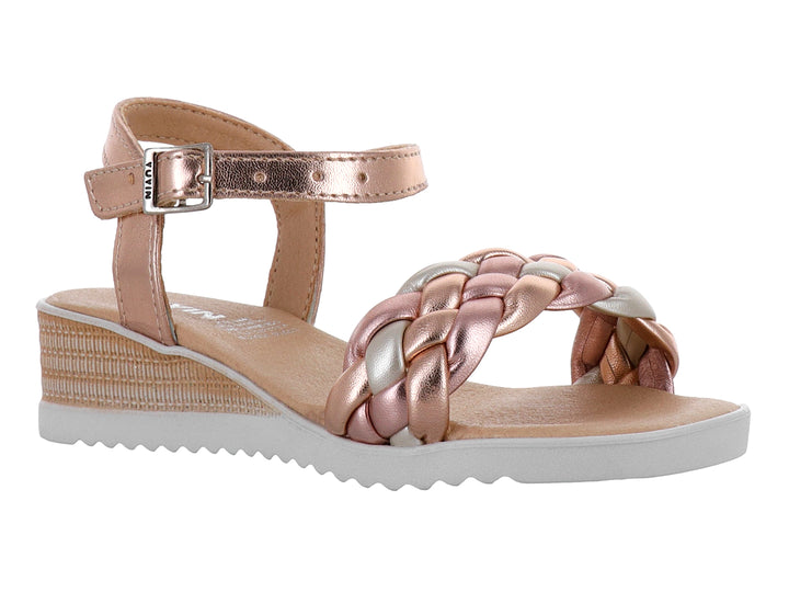 Sandalia de cuña para mujer en color oro con correa trenzada metálica y suela blanca.