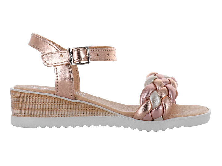 Sandalia de cuña para mujer en color oro con correa trenzada metálica y suela blanca.