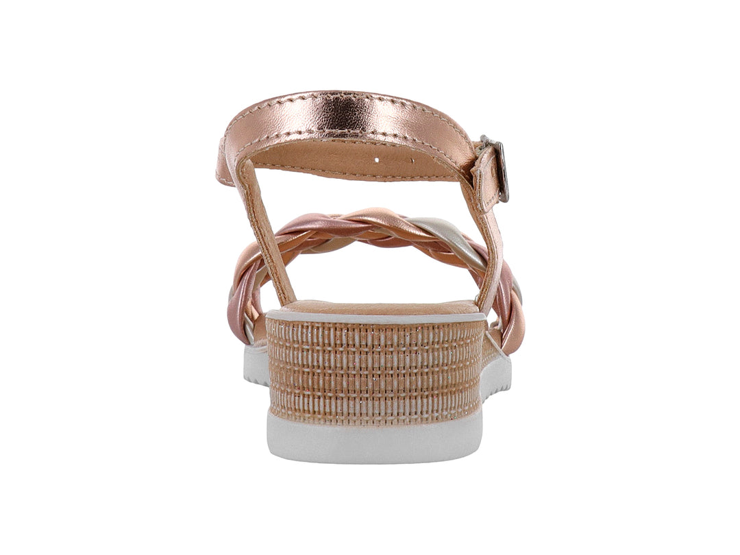 Sandalia de cuña para mujer en color oro con correa trenzada metálica y suela blanca.