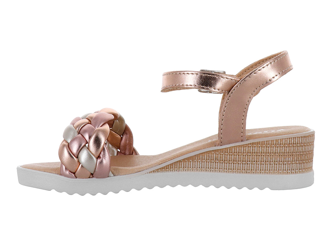 Sandalia de cuña para mujer en color oro con correa trenzada metálica y suela blanca.