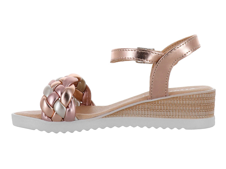 Sandalia de cuña para mujer en color oro con correa trenzada metálica y suela blanca.